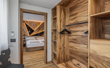 Dolomite Suite z balkonem
