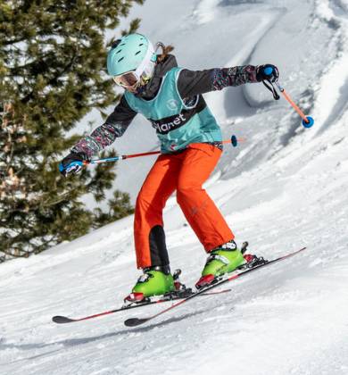 Dziewczyna skacząca na nartach