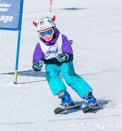 Dziecko na slalomie narciarskim