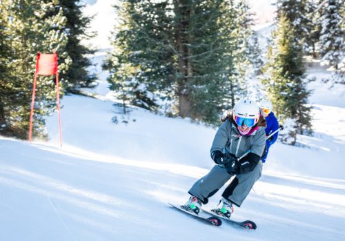 Świat na krawędziach – przewodnik po rodzajach nart dla narciarzy