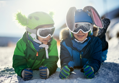 Mały narciarz na wielkim stoku, czyli poradnik o wyborze sprzętu narciarskiego dla dzieci
